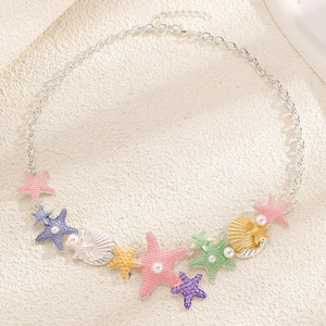 Collana con ciondoli a stella marina e conchiglia in smalto colorato e perle eleganti