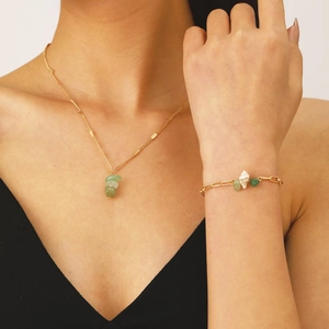 Σετ κοσμημάτων boho με χρυσό, πράσινες φυσικές πέτρες και μενταγιόν από κοχύλι