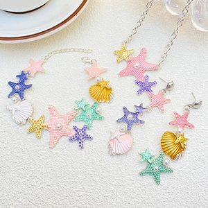 Set di gioielli con stelle marine, conchiglie colorate e perle con collana e bracciale