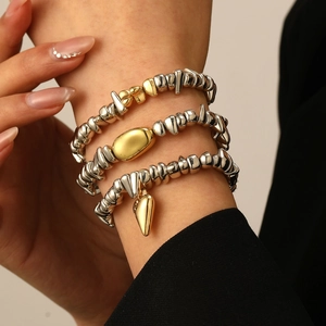 Détail du bracelet multi-rangs avec pendentif en forme de cœur et perles CCB épaisses