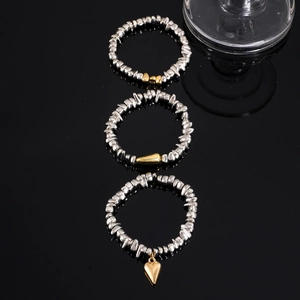 Dreiteiliges Silberperlen-Armbandset mit goldenem Herzanhänger und geometrischen Akzenten