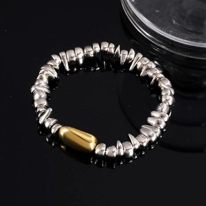 Bracelet perlé minimaliste avec perles argentées et un pendentif cœur doré