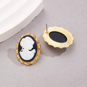 Makrodetail der Vintage Kamee Ohrringe mit Schwarz Weiß Porträts in Gold Metallfassungen
