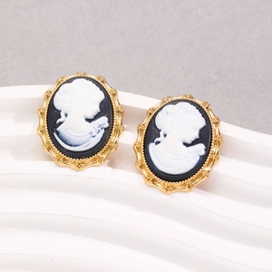 Detailaufnahme von Retro-Kamee-Ohrringen mit goldenen Rahmen und Damenporträts