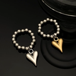 Bagues élastiques à perles avec pendentif cœur en finition argent et or pour femme