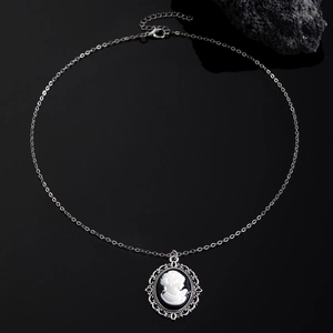 Detailansicht eines Vintage-Oval-Cameo-Anhängers mit schwarz-weißer Damen-Silhouette