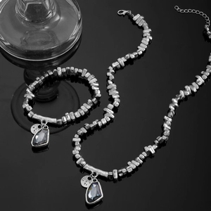 Vue détaillée du set de bracelets rétro à perles CCB et pendentifs en cristal gris