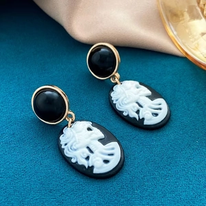 Vintage-Gothic-Ohrhänger mit schwarzem Totenkopf-Kamee-Design und Goldplattierung