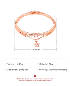 Details eines roségoldenen Federarmbands mit Sternanhänger und Strassbesatz, 6,5 cm