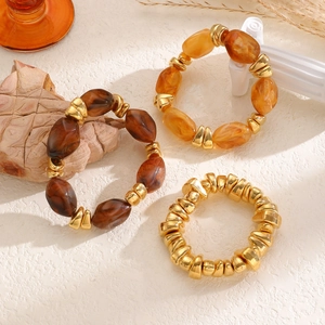 Vue détaillée de bracelets en perles dorées bohèmes avec résine ambre et écaille de tortue