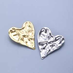 Broches cœur irrégulières en or et argent avec surface métallique texturée d'art