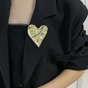 Broche Cœur en Acier Inoxydable Plis Irréguliers Texture de Lave Plaquée Or Argent pour Costume Chandail Bijoux de Mode Femme