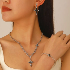Dreiteiliges Schmuckset für Damen mit schwarzen Kreuzanhängern an Silberketten und Ohrringen