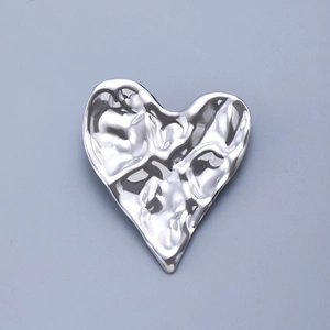 Broche cœur argentée moderne avec texture plissée irrégulière pour vestes et pulls