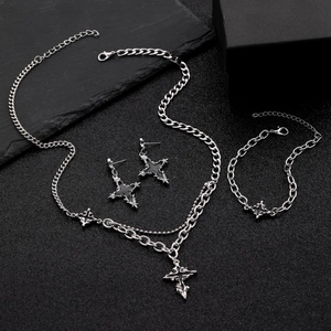 Detailansicht von Silberkettensatz mit Halsketten, Armband und Ohrringen mit Kreuzanhängern