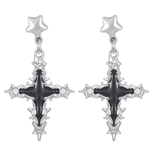Details von Gothic-Punk-Ohrhängern mit silbernen Sternen und schwarzen Emaille-Kreuzen