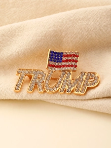 Κοντινό πλάνο της καρφίτσας TRUMP με λαμπερά στρασάκια και λεπτομέρειες σημαίας ΗΠΑ