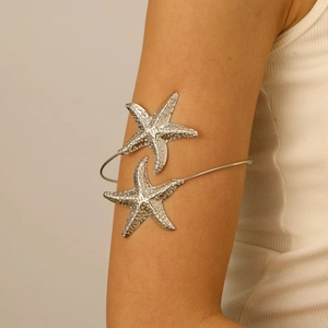 Détail d'un bracelet de bras étoile de mer argenté avec texture métallique ciselée