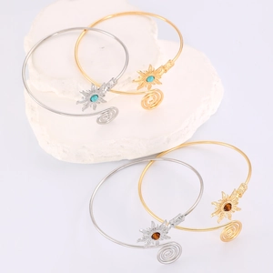 Détails de bracelets joncs soleil dorés et argentés avec turquoise et ambre