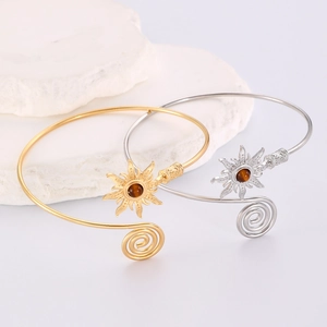 Détail de bracelets de bras soleil en spirale avec œil de tigre en doré et argenté