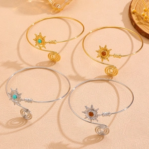 Détails de bracelets de bras réglables avec motifs soleil et pierres précieuses colorées