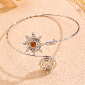 Vue macro détaillée du bracelet de bras bohème en métal argenté avec soleil et ambre