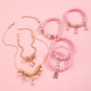 Détail d'un ensemble de bijoux contre le cancer du sein avec ruban rose et pendentif Hope