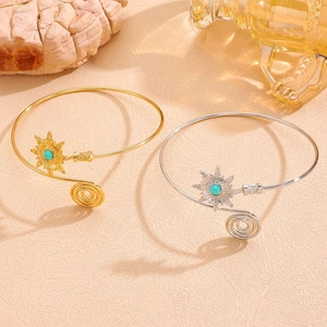 Vue détaillée des bracelets de bras bohèmes soleil en or et argent avec gemmes turquoise