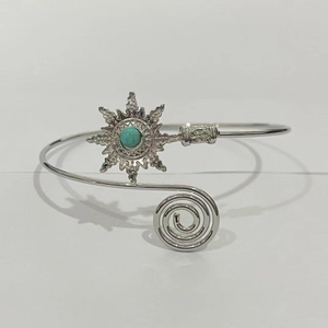 Détail du bracelet ouvert argenté avec motif soleil en turquoise et spirale