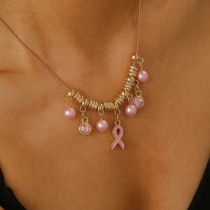 Collier en or avec ruban rose contre le cancer du sein serti de perles et cristaux roses