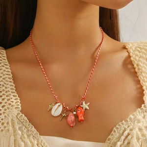 Collana bohémien a tema marino con stelle marine conchiglie e ciondoli a pesce
