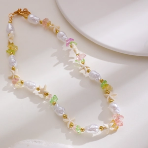 Collana da spiaggia boho con stella marina, perle e perline colorate su sfondo bianco