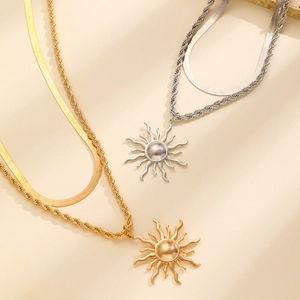 Set di collane a doppio strato con pendente a sole e catene in oro e argento elegante