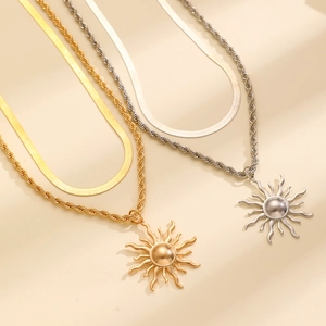 Collana a doppio strato con pendente a fiore solare in finitura oro e argento e catena