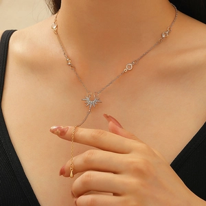 Collana a Y dorata con ciondolo a stella scintillante e nappa lunga su una modella donna