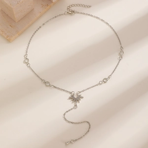 Dettaglio della collana a Y in argento con pendente a sole e strass scintillanti