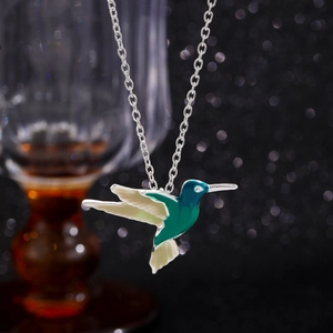 Exquisite Kolibri-Halskette mit grün-blauem Emaille-Anhänger an einer silbernen O-Gliederkette