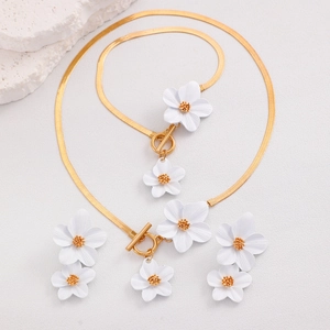 Ensemble élégant collier et boucles d'oreilles fleur dorée avec pendentifs blancs