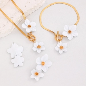 Détails de l'ensemble bijoux en alliage avec chaînes serpent dorées et fleurs blanches