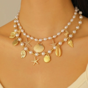 Détail d'un collier de plage multicouche avec perles et pendentifs coquillages dorés