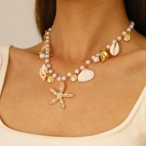Détail du collier de plage avec pendentif étoile de mer, coquillages et perles