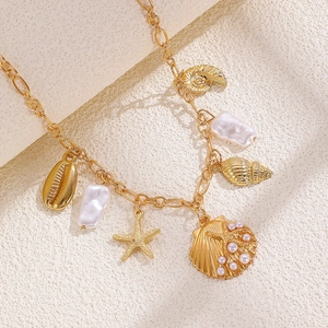 Collier doré avec pendentifs étoile de mer, coquillage et perles blanches élégantes