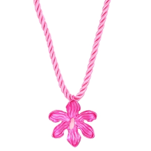 Collar de cuerda de algodón rosa con un colgante floral exagerado para mujer