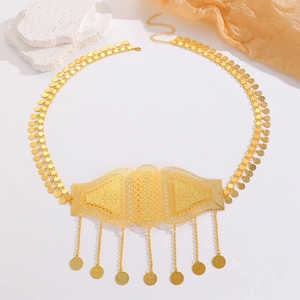Detail van gouden etnische ketting met opengewerkte patronen en muntvormige hangers