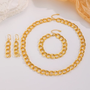 Gedetailleerde goudkleurige sieradenset met ovale schakels, ketting en armband set