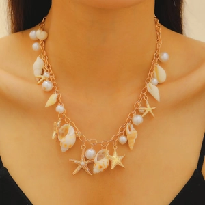 Collier bohème doré avec perles, coquillages et breloque étoile de mer sur modèle