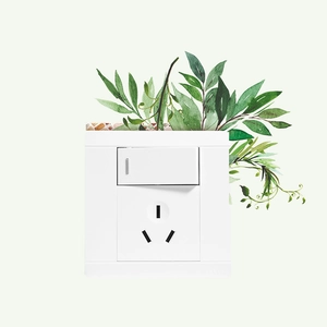 Panneau de commande et prise murale blancs avec des autocollants décoratifs de feuilles vertes