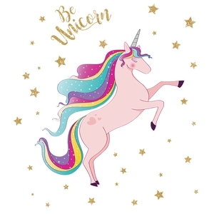 Détail de l'autocollant mural licorne rose avec crinière arc-en-ciel et texte doré