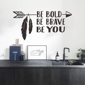 Moderner Wandtattoo mit Pfeil und Federn und dem Spruch Be Bold Be Brave Be You