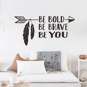 Wandtattoo mit Pfeil und Be Bold Be Brave Be You Motivationsspruch für das Wohnzimmer